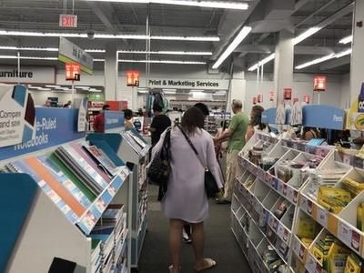 美國(guó)開學(xué)季將至 華人家長(zhǎng)買文具省錢經(jīng)驗(yàn)多